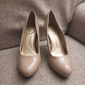 Bandolino Tan Closed Toe Pump Size 10